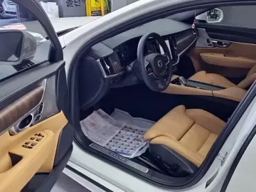 2021 Volvo S90 с пробегом 18 000 км