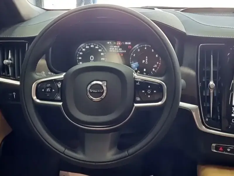 2021 Volvo S90 с пробегом 18 000 км
