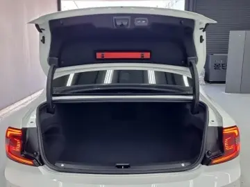 2021 Volvo S90 с пробегом 18 000 км
