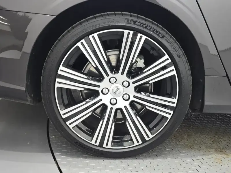 2024 Volvo S90 с пробегом 26 801 км