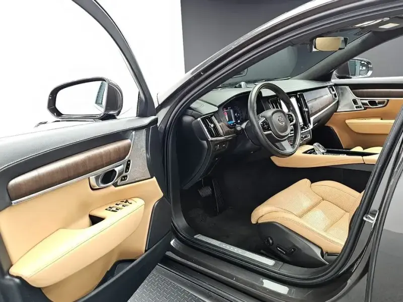 2022 Volvo S90 с пробегом 108 666 км