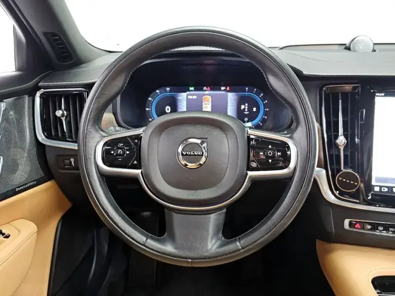 2022 Volvo S90 с пробегом 108 666 км