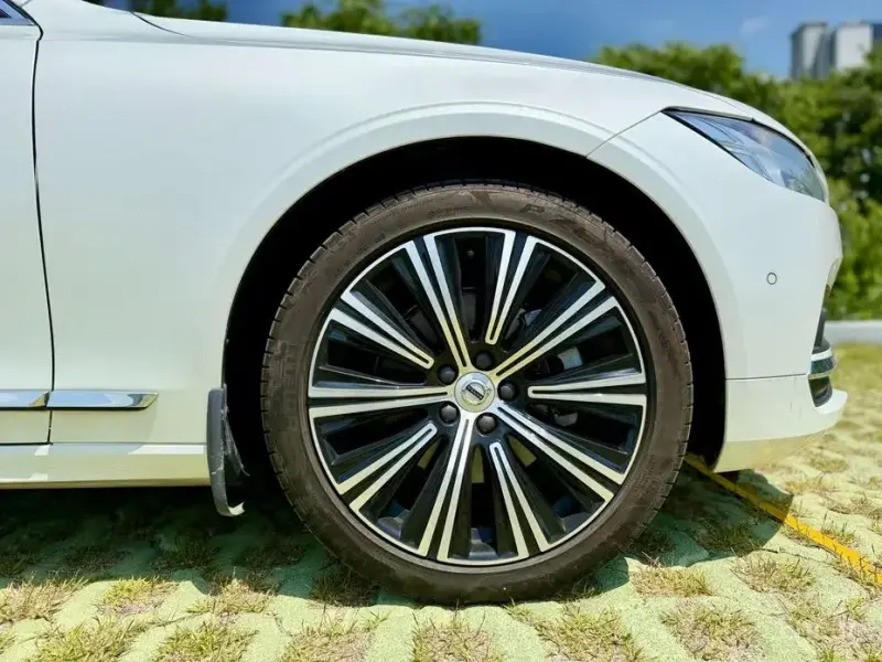 2024 Volvo S90 с пробегом 28 070 км