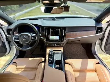 2024 Volvo S90 с пробегом 28 070 км