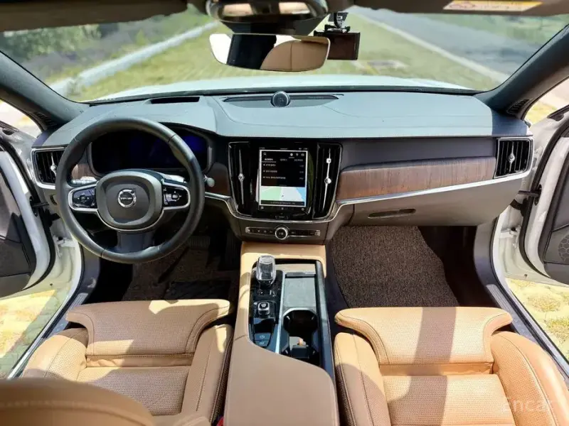 2024 Volvo S90 с пробегом 28 070 км