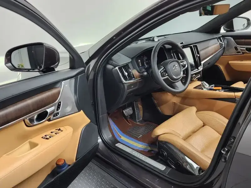 2023 Volvo S90 с пробегом 95 032 км