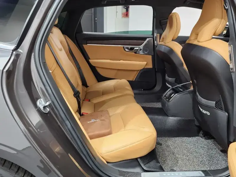2023 Volvo S90 с пробегом 95 032 км