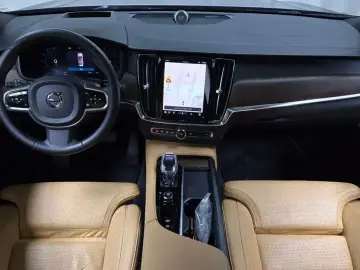 2023 Volvo S90 с пробегом 81 046 км