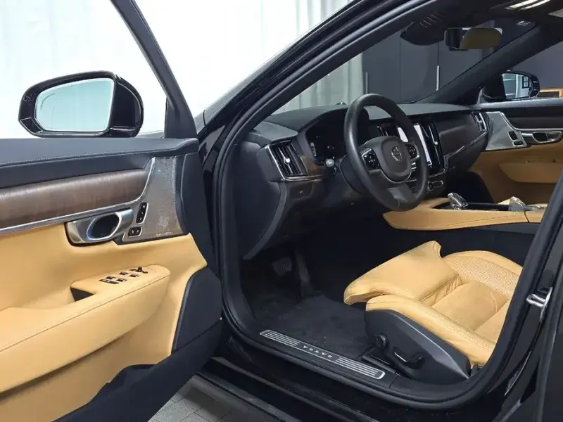 2023 Volvo S90 с пробегом 81 046 км