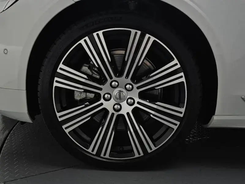2024 Volvo S90 с пробегом 15 376 км