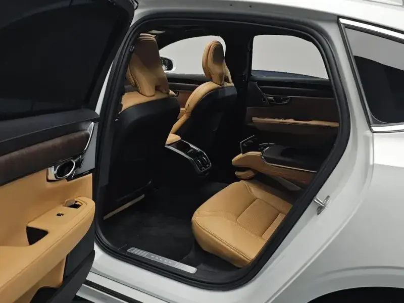 2024 Volvo S90 с пробегом 15 376 км