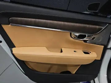 2024 Volvo S90 с пробегом 15 376 км
