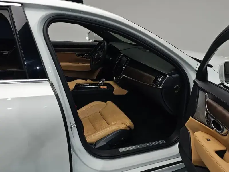 2024 Volvo S90 с пробегом 15 376 км