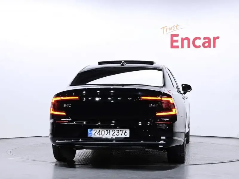 2023 Volvo S90 с пробегом 8 800 км