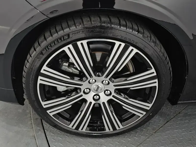 2023 Volvo S90 с пробегом 8 800 км