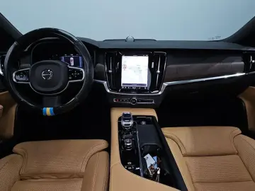 2023 Volvo S90 с пробегом 8 800 км