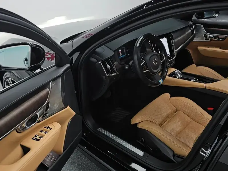 2023 Volvo S90 с пробегом 8 800 км