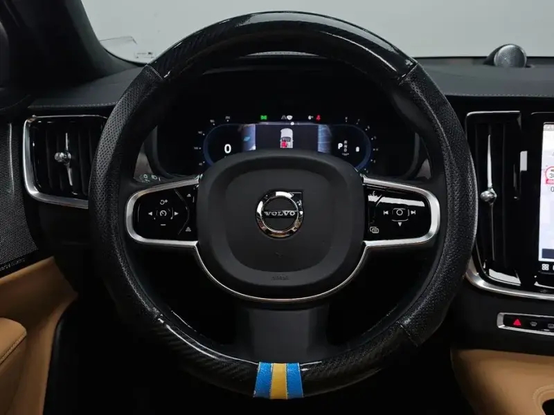 2023 Volvo S90 с пробегом 8 800 км