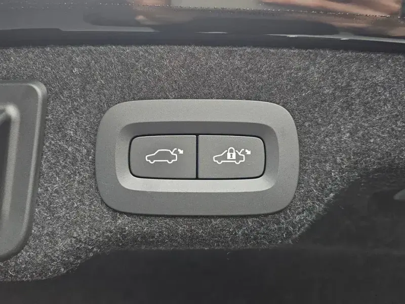 2023 Volvo S90 с пробегом 8 800 км