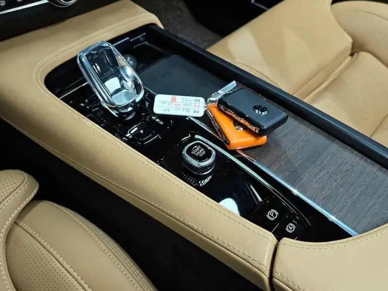 2023 Volvo S90 с пробегом 35 033 км