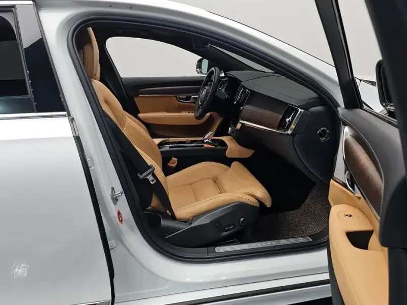 2023 Volvo S90 с пробегом 35 033 км