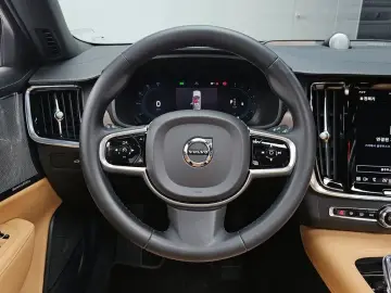 2023 Volvo S90 с пробегом 35 033 км