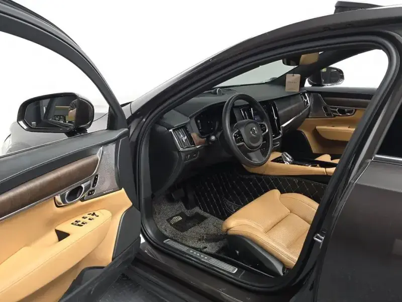 2022 Volvo S90 с пробегом 84 372 км