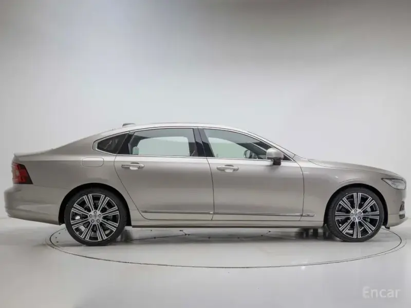 2024 Volvo S90 с пробегом 590 км