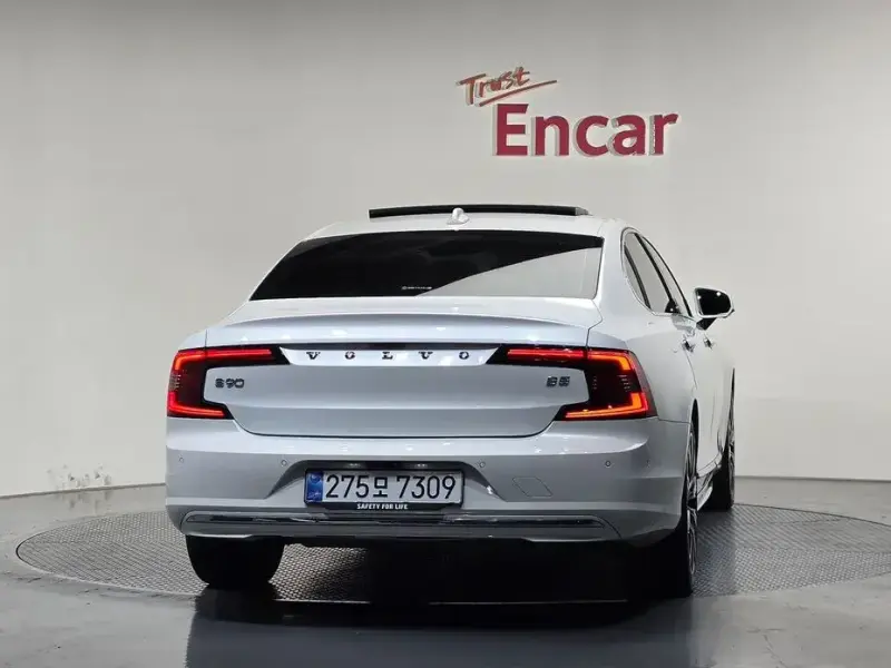2023 Volvo S90 с пробегом 106 287 км