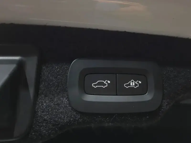 2023 Volvo S90 с пробегом 106 287 км