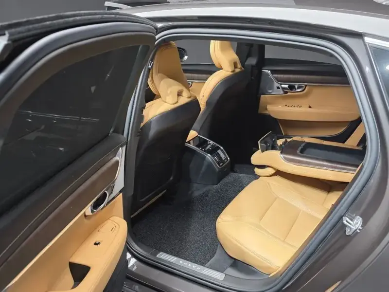 2023 Volvo S90 с пробегом 38 167 км