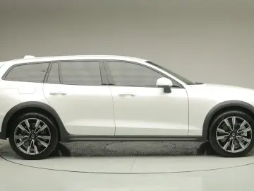 2025 Volvo V60 Cross Country с пробегом 3 929 км