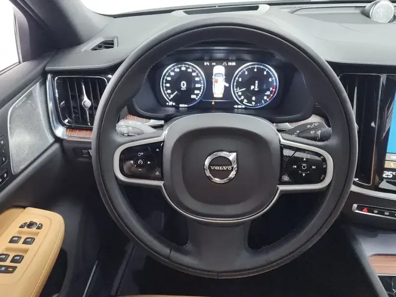 2021 Volvo V60 Cross Country с пробегом 9 570 км