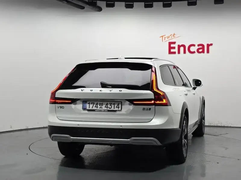 2025 Volvo V90 Cross Country с пробегом 9 432 км
