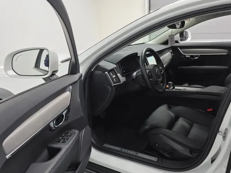2025 Volvo V90 Cross Country с пробегом 9 432 км