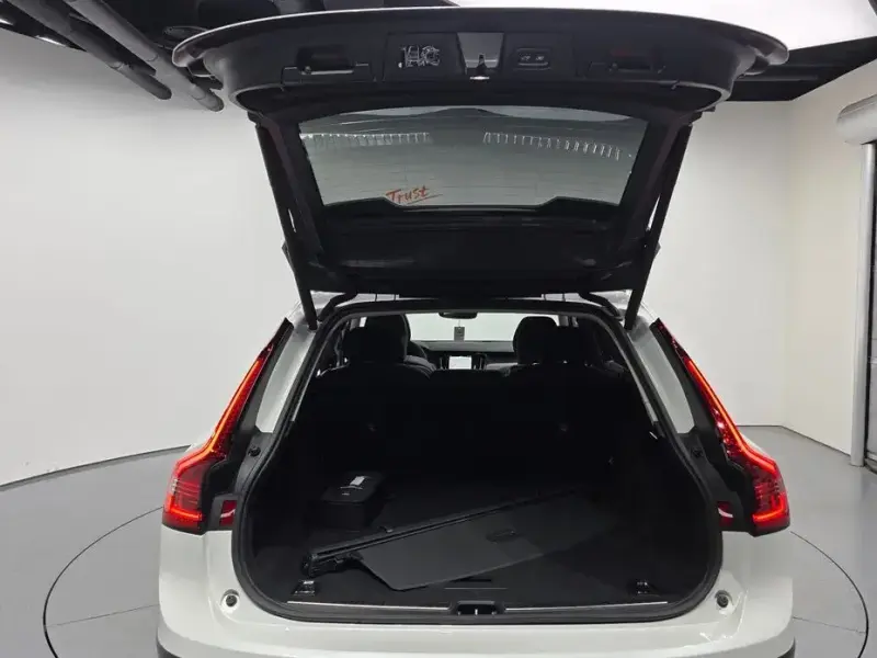 2025 Volvo V90 Cross Country с пробегом 9 432 км