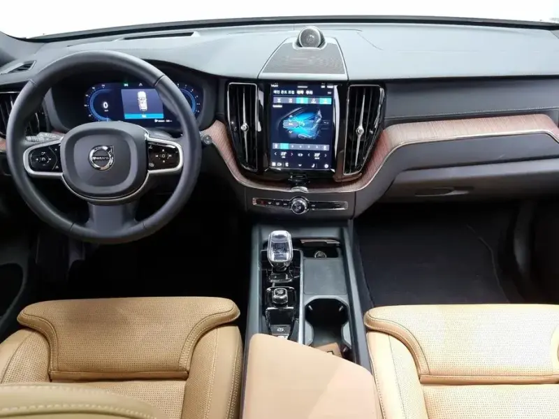 2025 Volvo XC60 с пробегом 5 842 км