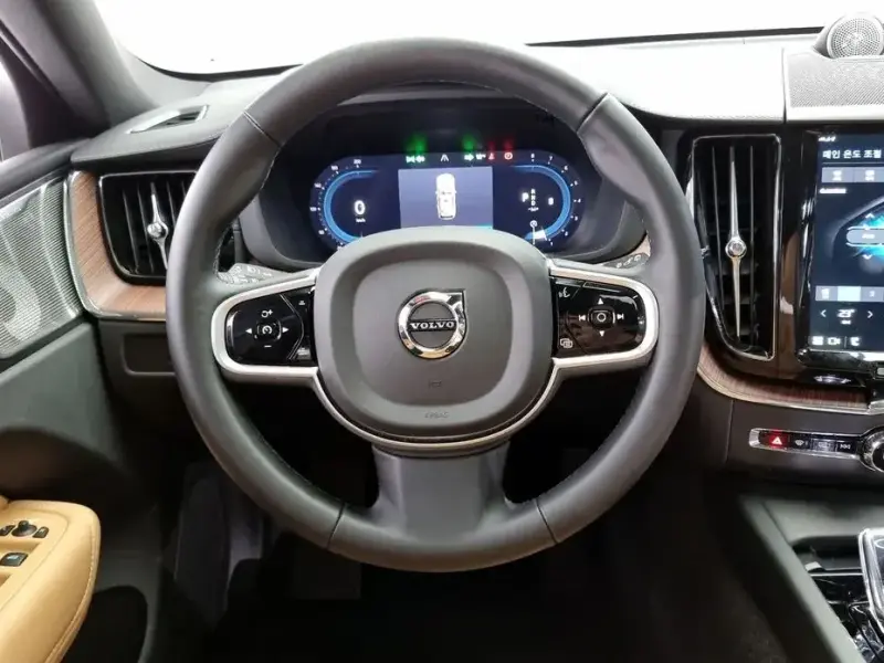 2025 Volvo XC60 с пробегом 5 842 км