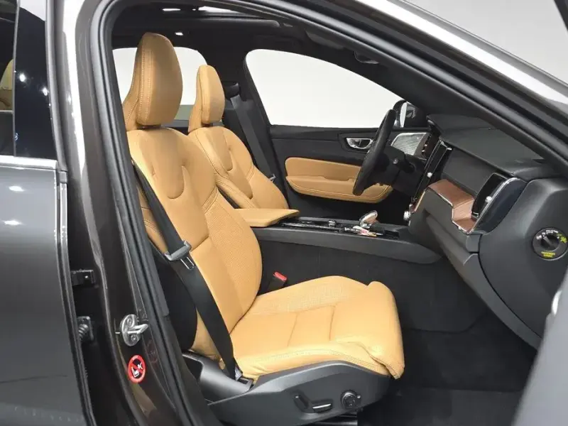 2024 Volvo XC60 с пробегом 31 033 км