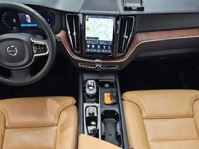 2023 Volvo XC60 с пробегом 24 499 км