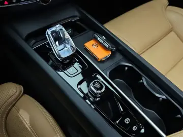 2023 Volvo XC60 с пробегом 24 499 км