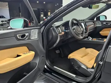 2023 Volvo XC60 с пробегом 24 499 км