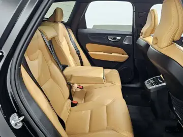 2023 Volvo XC60 с пробегом 24 499 км