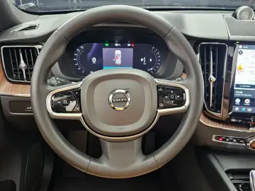 2023 Volvo XC60 с пробегом 24 499 км