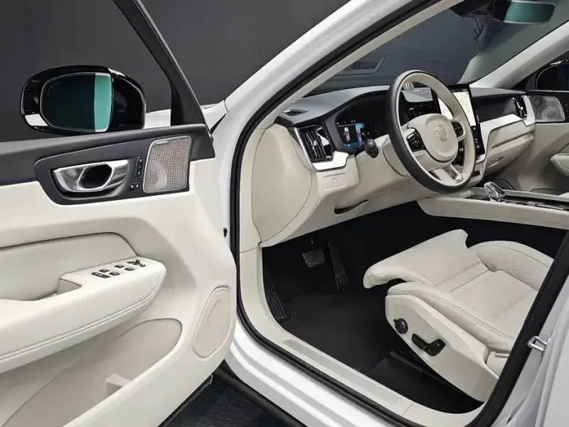 2025 Volvo XC60 с пробегом 4 464 км