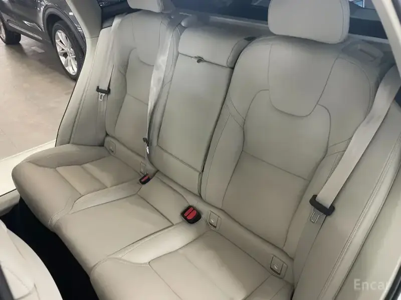 2025 Volvo XC60 с пробегом 3 037 км