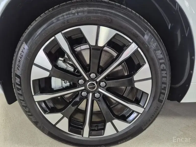 2025 Volvo XC60 с пробегом 1 330 км
