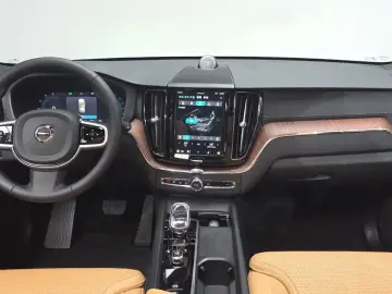 2025 Volvo XC60 с пробегом 12 849 км