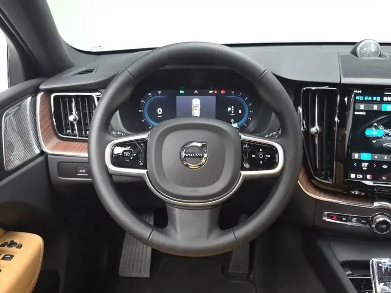 2025 Volvo XC60 с пробегом 12 849 км