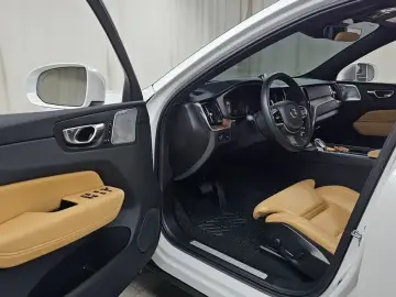 2021 Volvo XC60 с пробегом 20 348 км